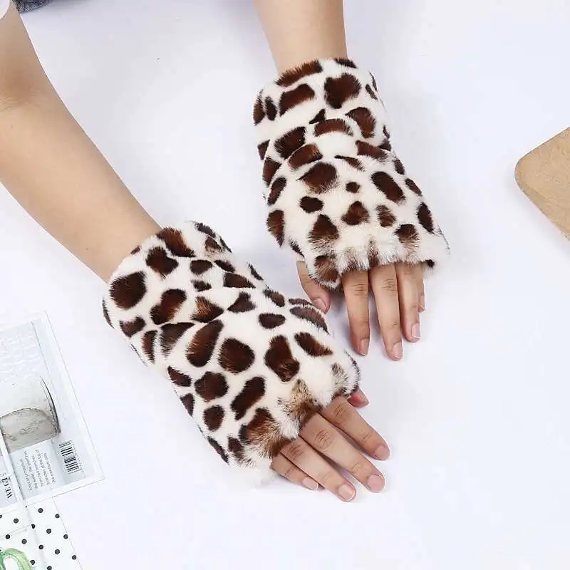 Guanti di pelliccia Guanti di pelliccia caldi con stampa leopardata Donne invernali Maniche ispessite con dita esposte Tenere al caldo Guanti di peluche Guanti mezze dita