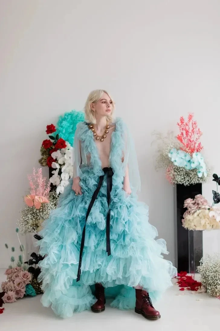 Vestidos mullidos de cuento de hadas, vestidos largos de tul escalonados azules para boda, vestido de novia largo con volantes, cinturón, vestidos de graduación con cuello en V profundo