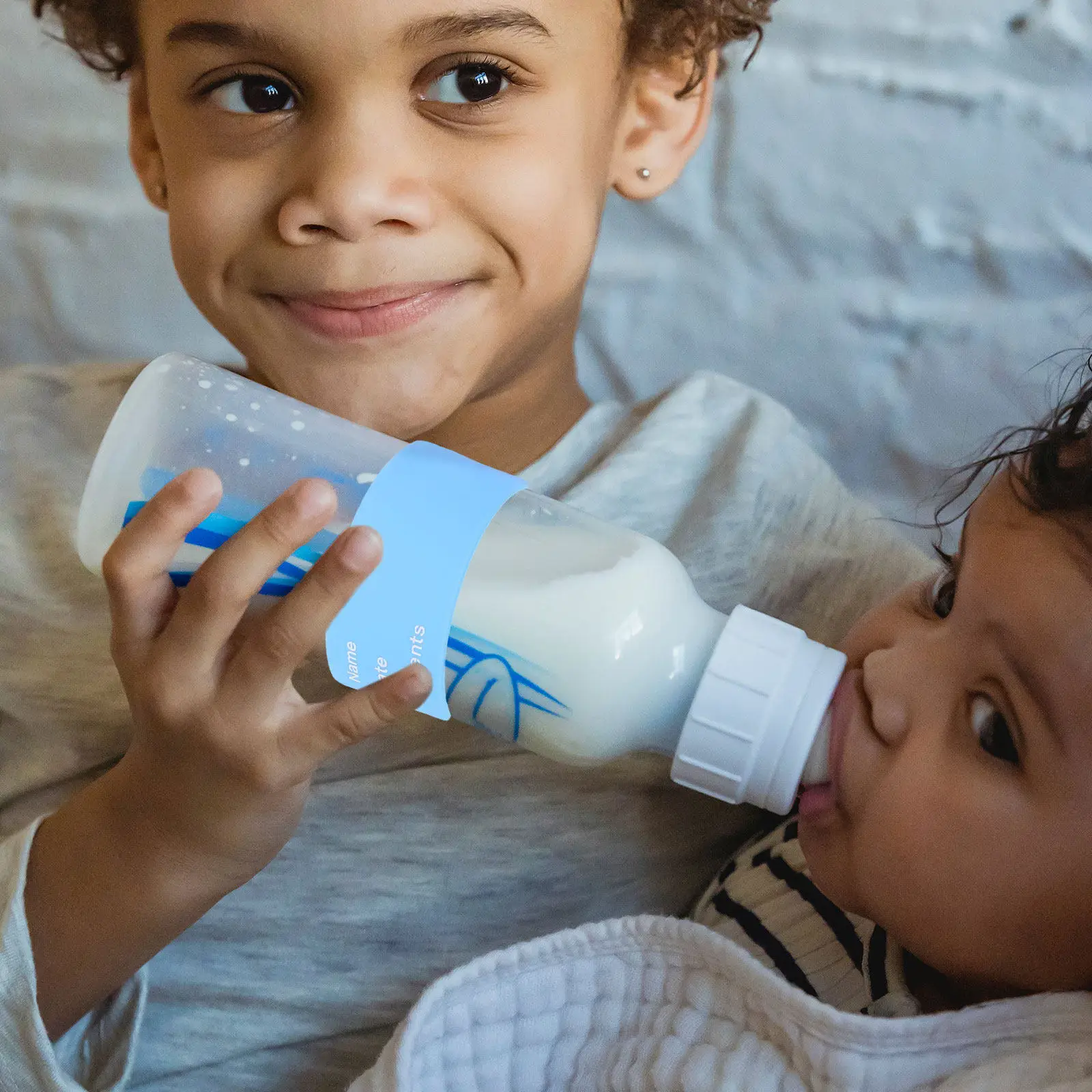 

Набор из 1 шт. многоразовых силиконовых чехлов для детских бутылочек с возможностью нанесения именных этикеток, противоскользящие защитные наклейки для бутылочек для детского сада, цветные