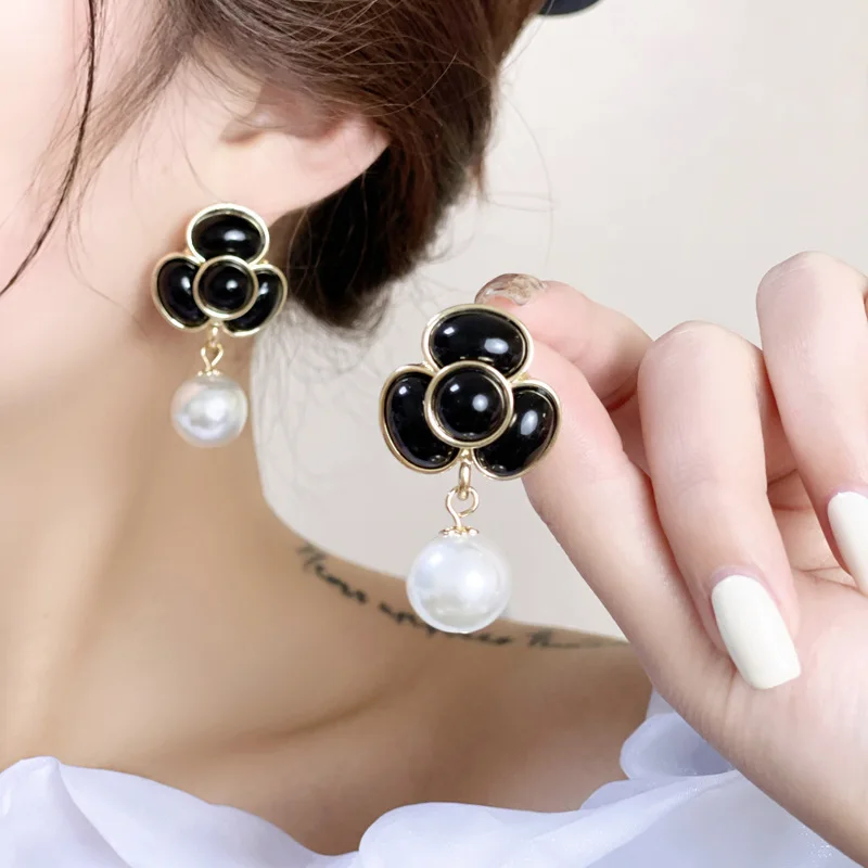 Fashionable French Hepburn style black flower pearl earrings for women unique design elegant and stylish 6967