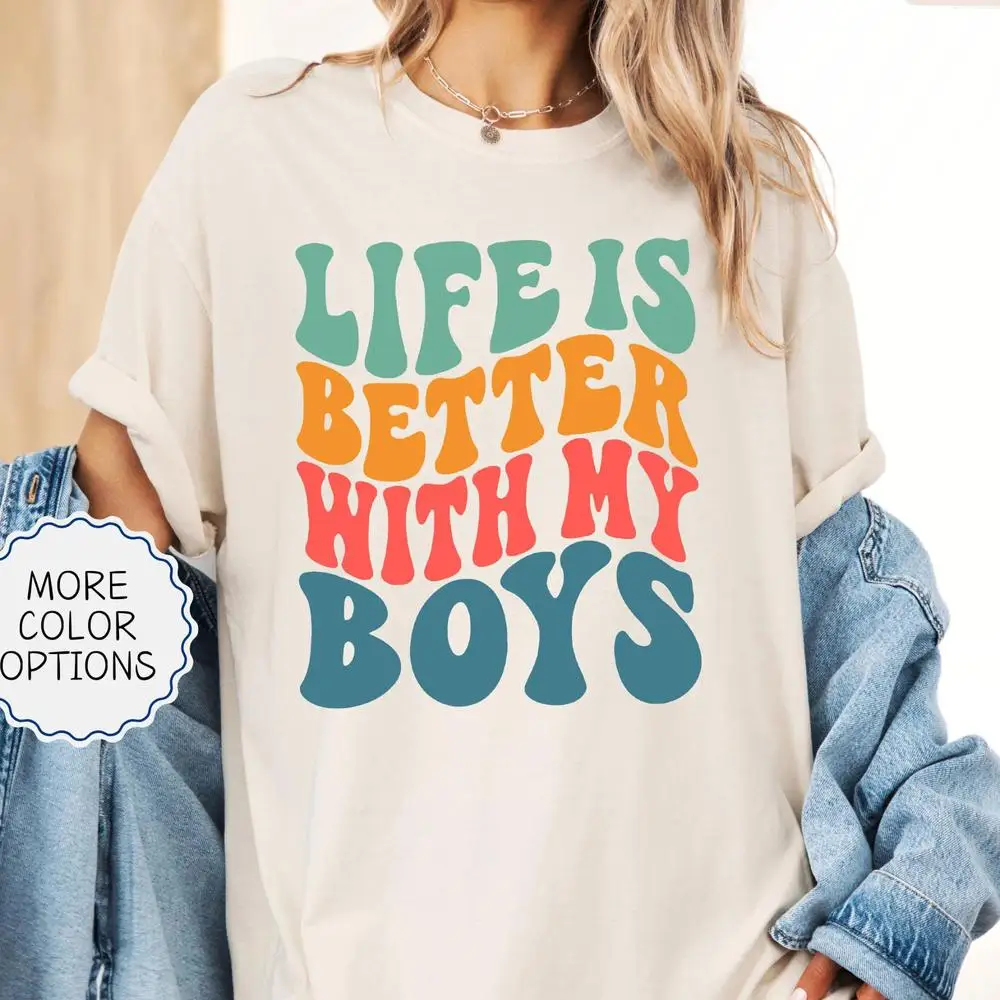 A vida é melhor com a camisa dos meus meninos, camisa engraçada da mãe, presente bonito da mãe, camisa do dia das mães, camisa da mãe dos meninos, anúncio de gênero