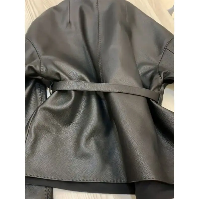 Giacca corta in pelle da donna Temperamento Celebrity 2025 Giacca in pelle da motociclista di tendenza autunnale Piccola giacca con lacci