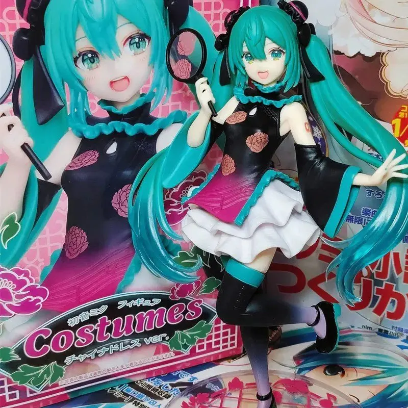 Hatsune miku anime menina figura em tradicional chinês cheongsam em pé com ventilador portátil modelo colecionável boneca para crianças presente
