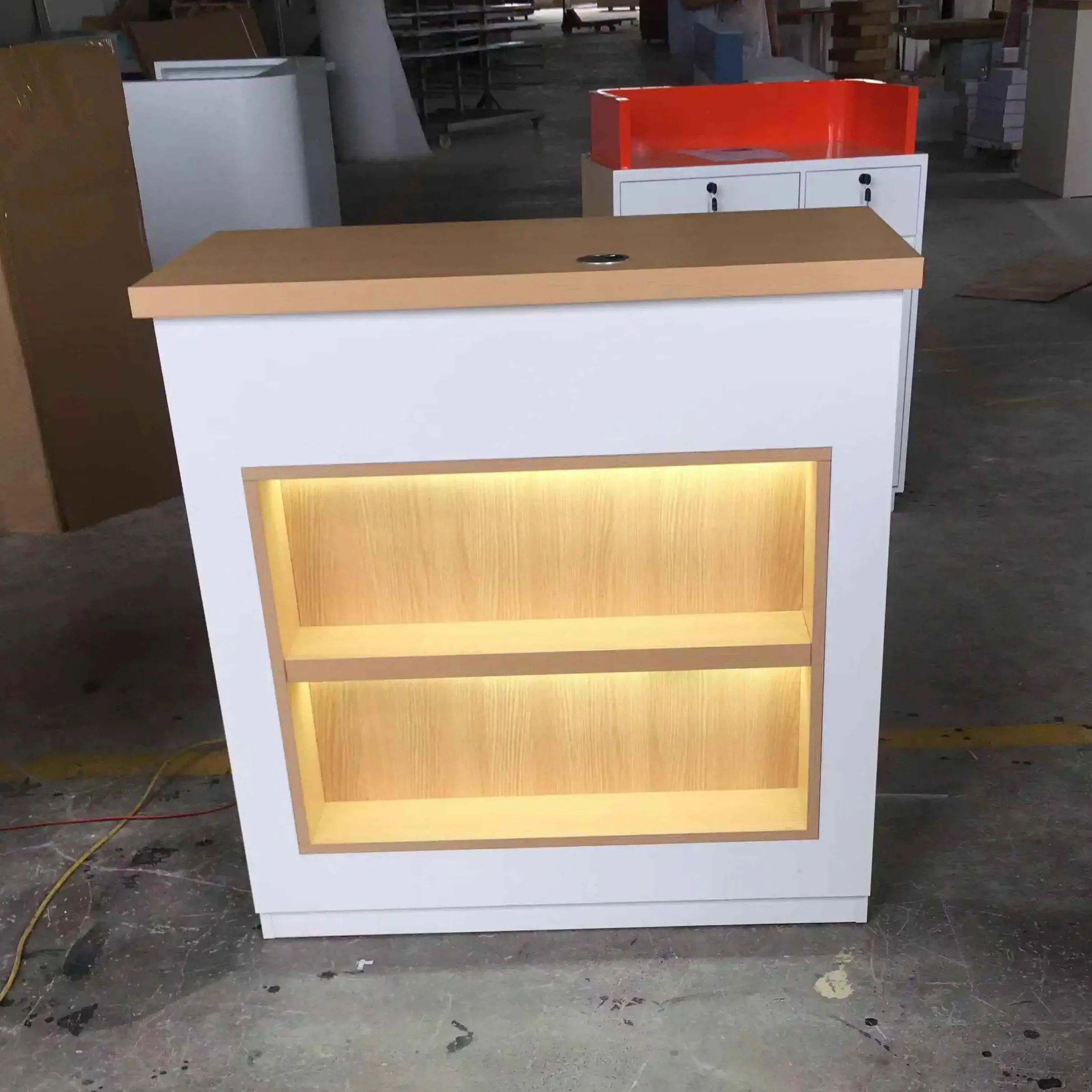 2026 Modern Japanese Style Luxury Women's Clothing Store Checkout Counter Simple Elegant Reception Desk with Beauty Bar Feature