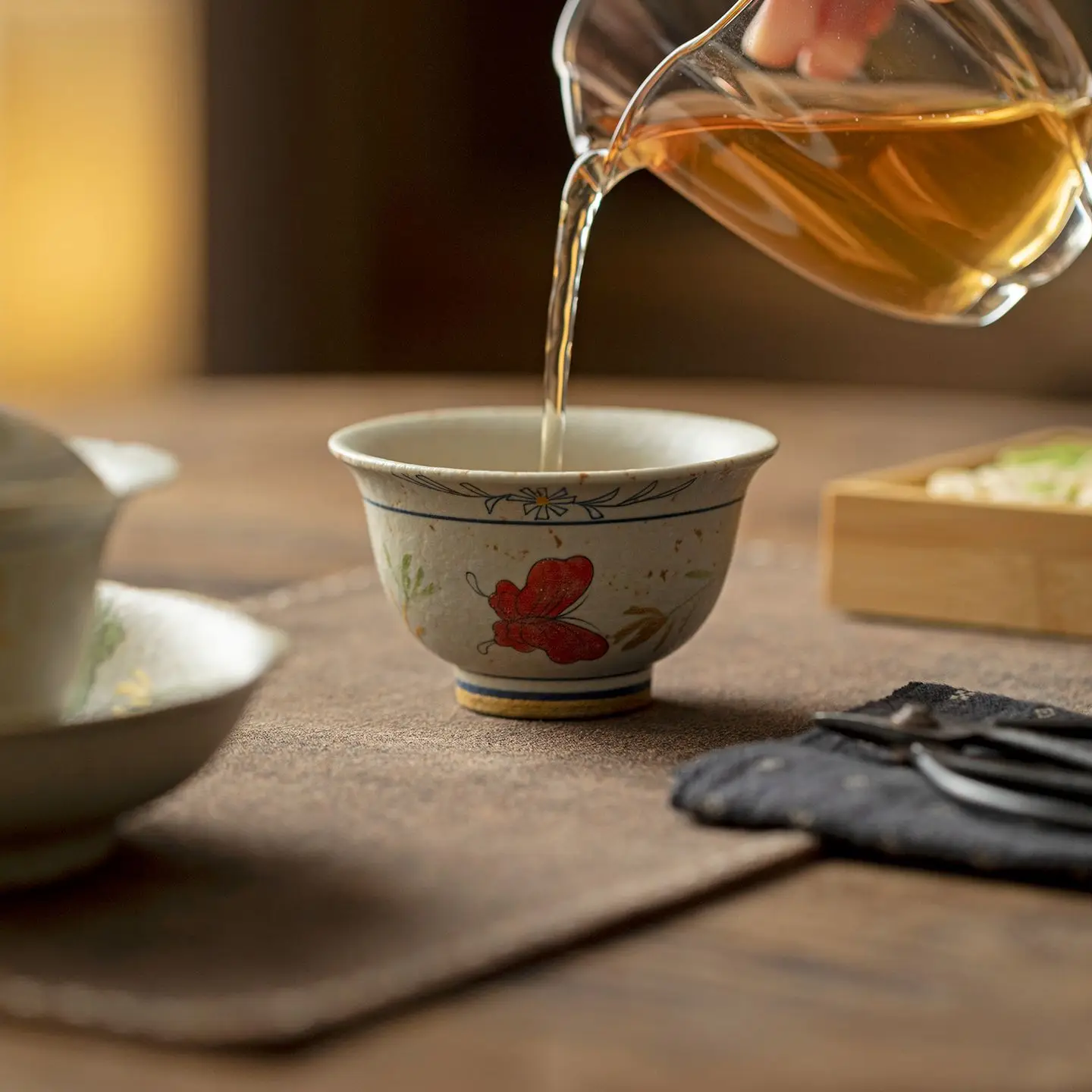 Juego de Té Kung Fu de Porcelana con Botella a Presión, Tazas Pintadas a Mano con Esmalte Caramelo Rojo Firestone Azul y Blanco, Diseño de Orquídeas