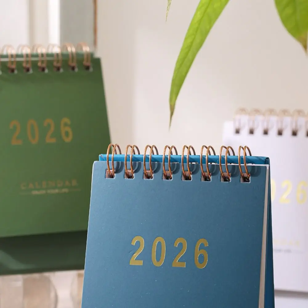 

Настольный календарь на 2026 год с отображением месяца и даты, однотонный, на английском языке, с символикой Года Лошади, на спирали, простой, откидной, для размещения на столе