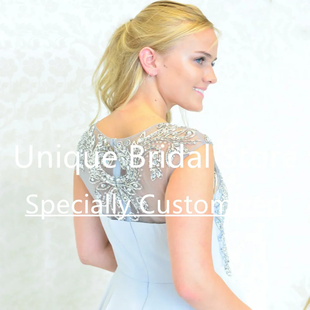 Abiti da sposa moderni personalizzati Elegante abito da sposa a trapezio senza maniche con strascico Squisito applique con illusione sul retro