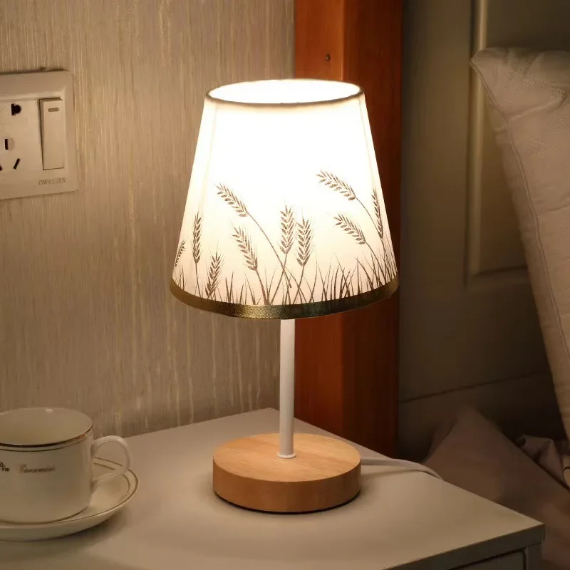 Decoración de tela de madera maciza nórdica, lámpara de escritorio usb, dormitorio, mesita de noche, estudio, luz nocturna led para el hogar, calcomanía creativa al por mayor