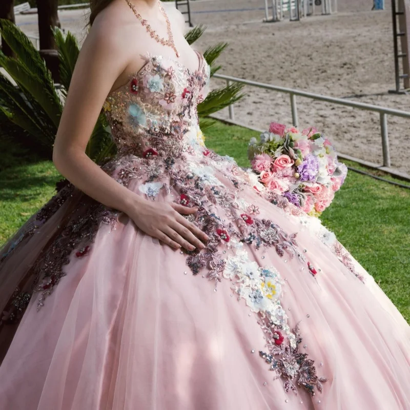 

Розовое платье для квинсеаньеры с открытыми плечами, блестящими кристаллами, 3D цветочными аппликациями и длинным шлейфом, платье для 15-летия. ﻿ Индивидуальный заказ