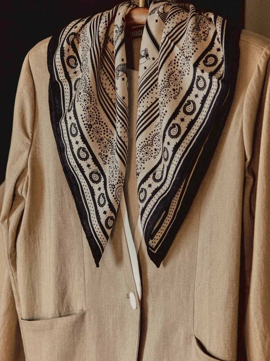 シルクウールスカーフ女性の秋冬高級感サドルネックスカーフヨーロッパスタイル多機能幾何学模様65センチ