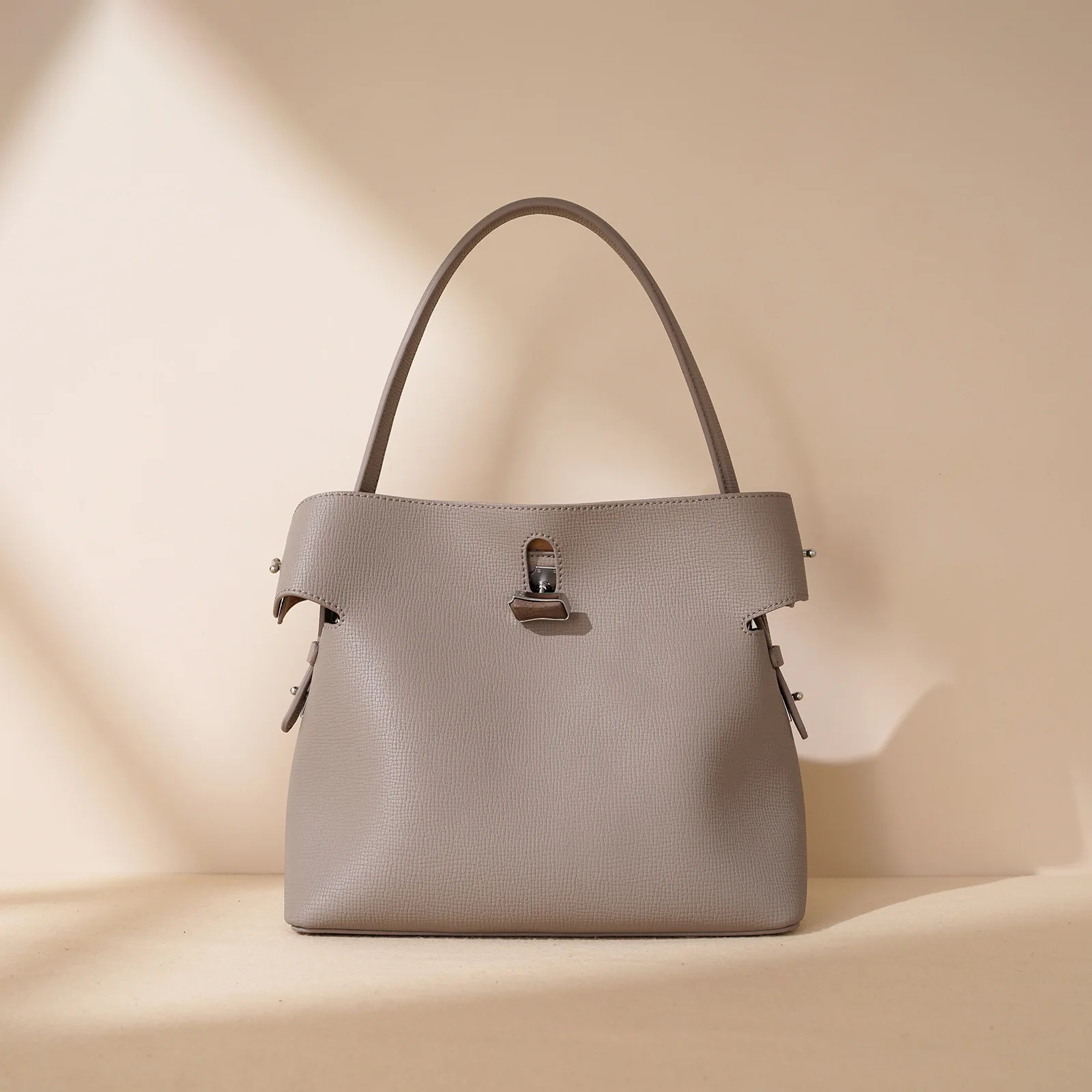 2025-nouveau-sac-fourre-tout-pour-femme-un-sac-seau-de-style-coreen-au-design-de-niche-un-sac-commun-en-bambou-haut-de-gamme-un-sac-a-main-decontracte-et-polyvalent