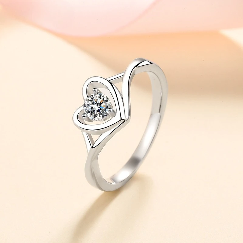 

Elegant PT950 Platinum 0.3 Carat Heart Moissanite Ring for Women, Fashionable Small Daisy Inlaid Moissanite Ring