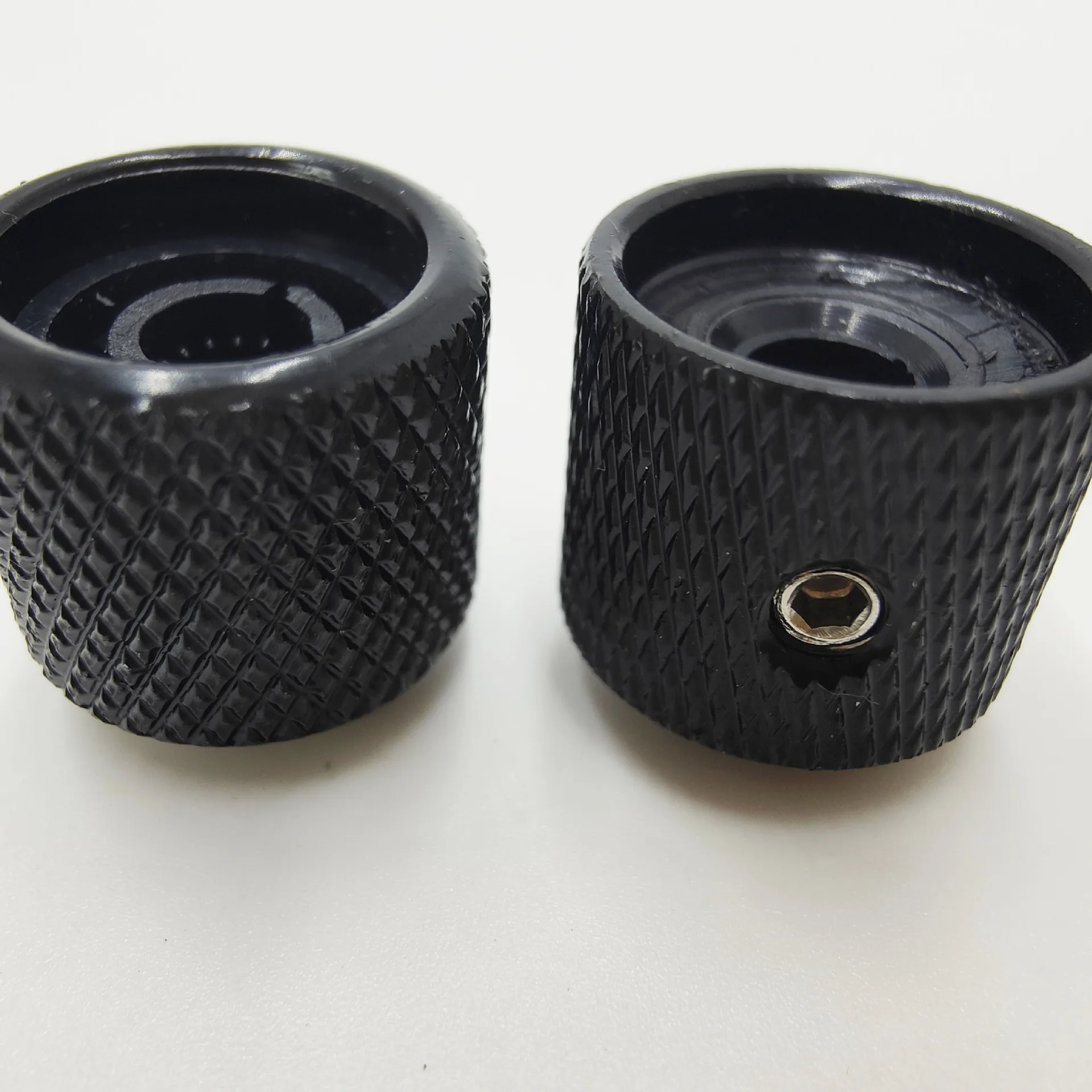 

For Guitar & Bass 4-Pack Black Carved Metal Knobs Hole / No-Hole Volume / Tone / Switch Control Cap Instrument Hardware