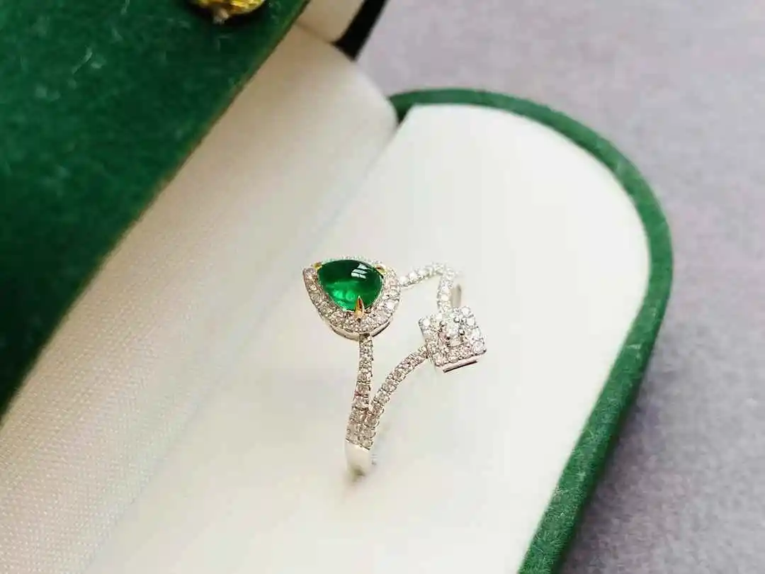 

Изысканное кольцо с зеленым изумрудом, каплевидный дизайн из 18-каратного золота с бриллиантовыми акцентами. Универсальная роскошь.