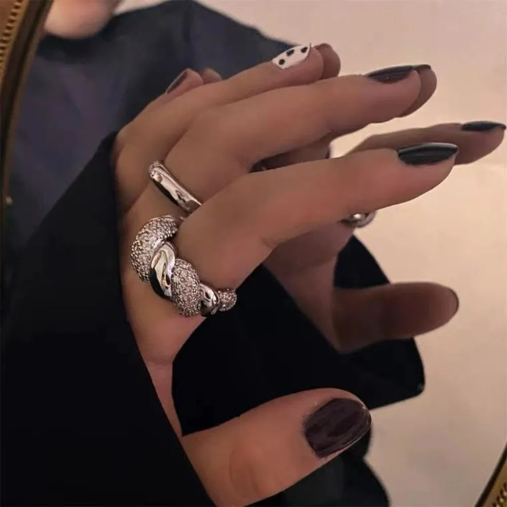 2026 New Year Twist Ring Design Zirconium Paved Fashion Finger Ring Light Luxury Style Trendy Wedding Ring for Women Luxury