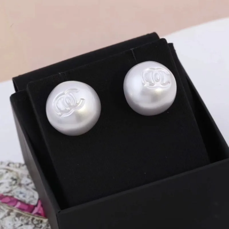 

25 новых круглых сережек из смолы: простые и свежие, как у интернет-знаменитостей, модные серьги-гвоздики