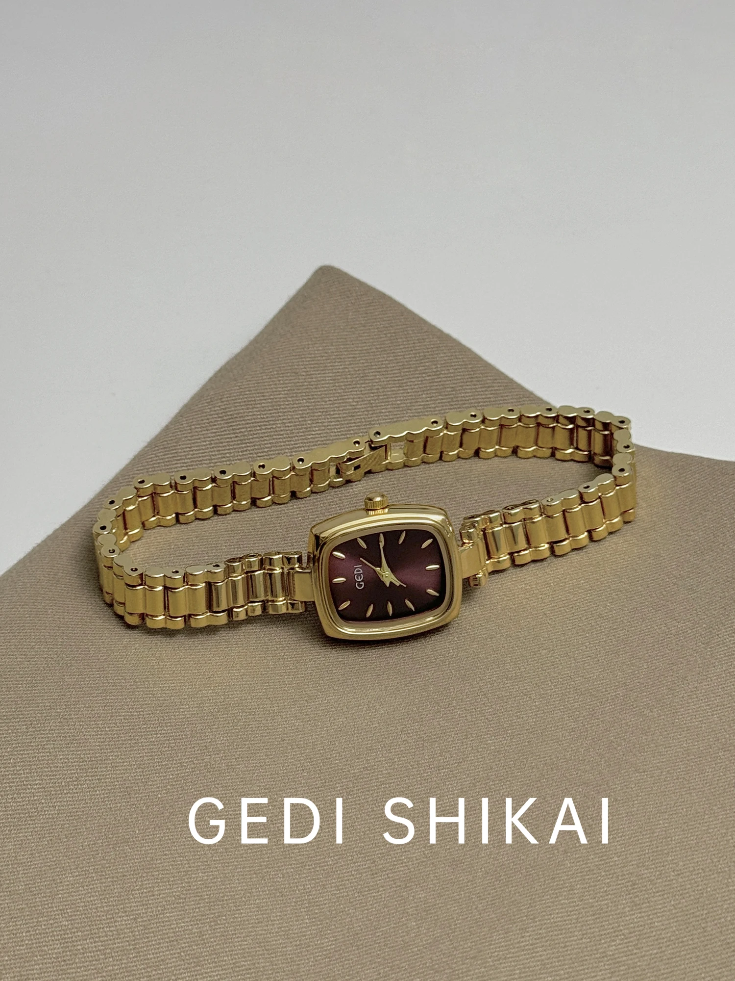 ساعة ريترو للنساء خفيفة فاخرة على الموضة النسائية سلسلة مربعة قرص صغير 2025 ساعات جديدة راقية مختارة إكسسوارات نسائية