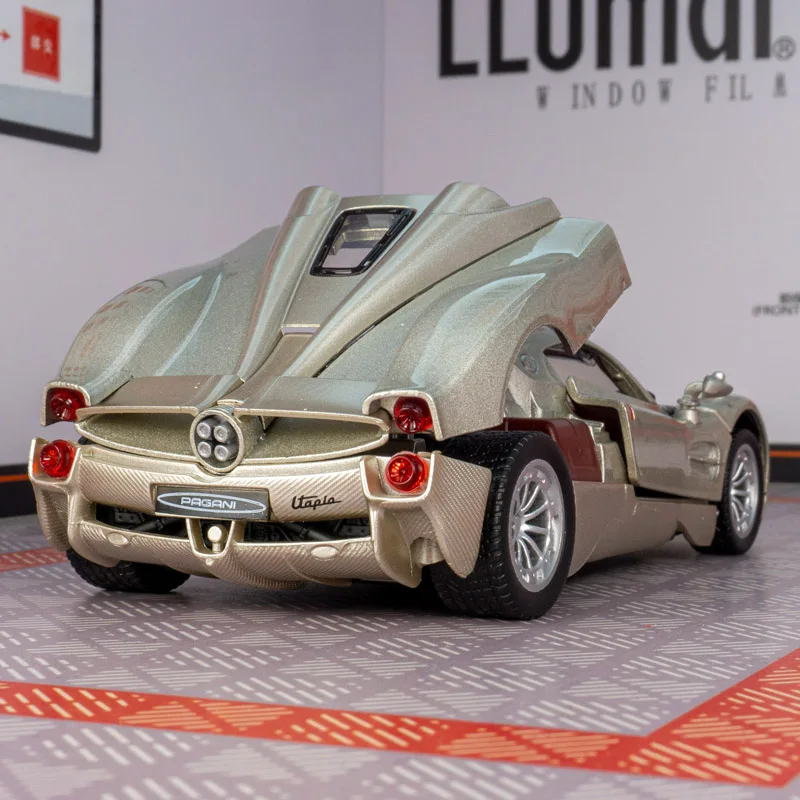 1:32 Pagani Utopia modelo de coche de aleación adornos acústica-ópticos tirar hacia atrás las puertas de juguete para niños se pueden abrir como regalos de cumpleaños.