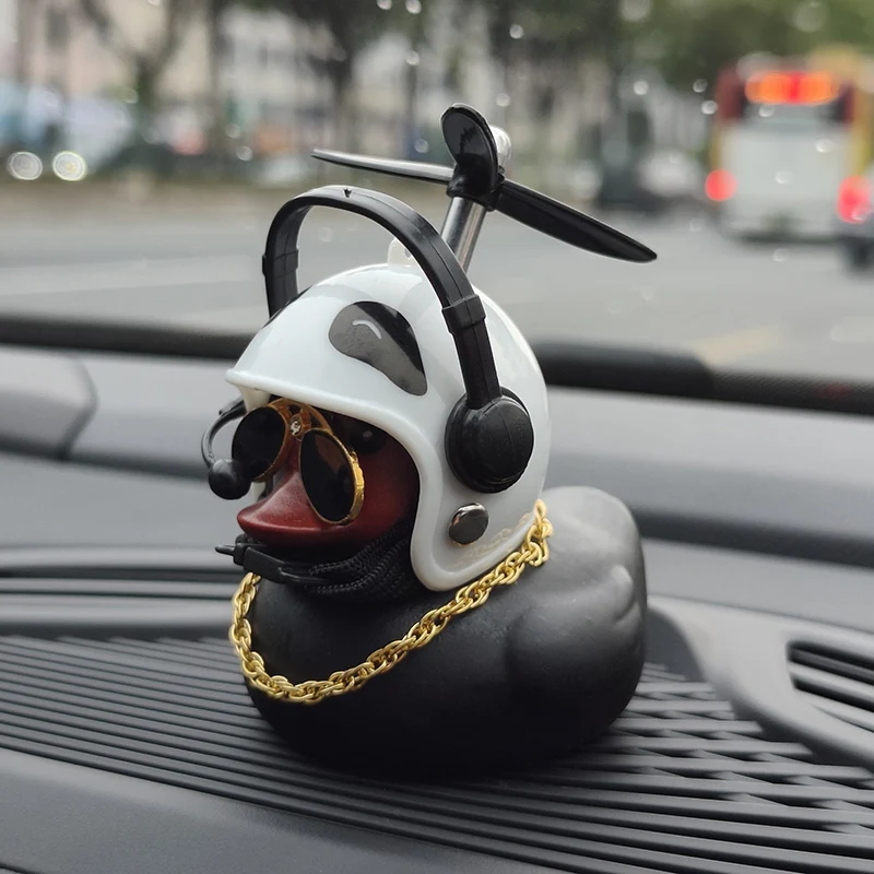 Einzigartige schwarze Gummiente, Auto-Armaturenbrett-Dekoration, Auto-gebrochener Windhelm, kleine gelbe Ente mit cooler Brillenkette