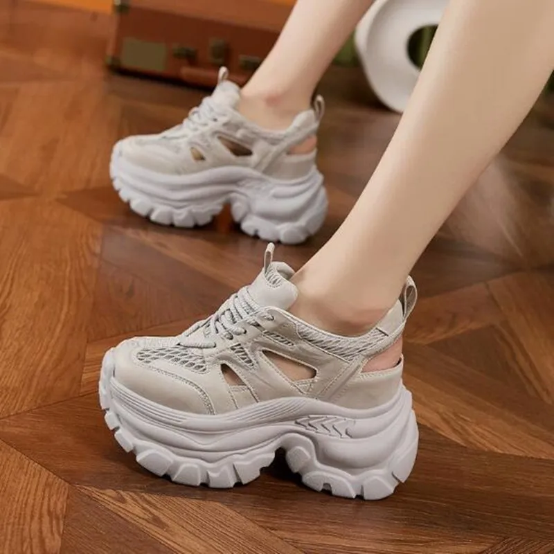 

Новые женские сандалии на платформе 9 см из дышащей кожи с сетчатыми вставками, массивные кроссовки-гладиаторы на высоком каблуке, повседневные летние кеды