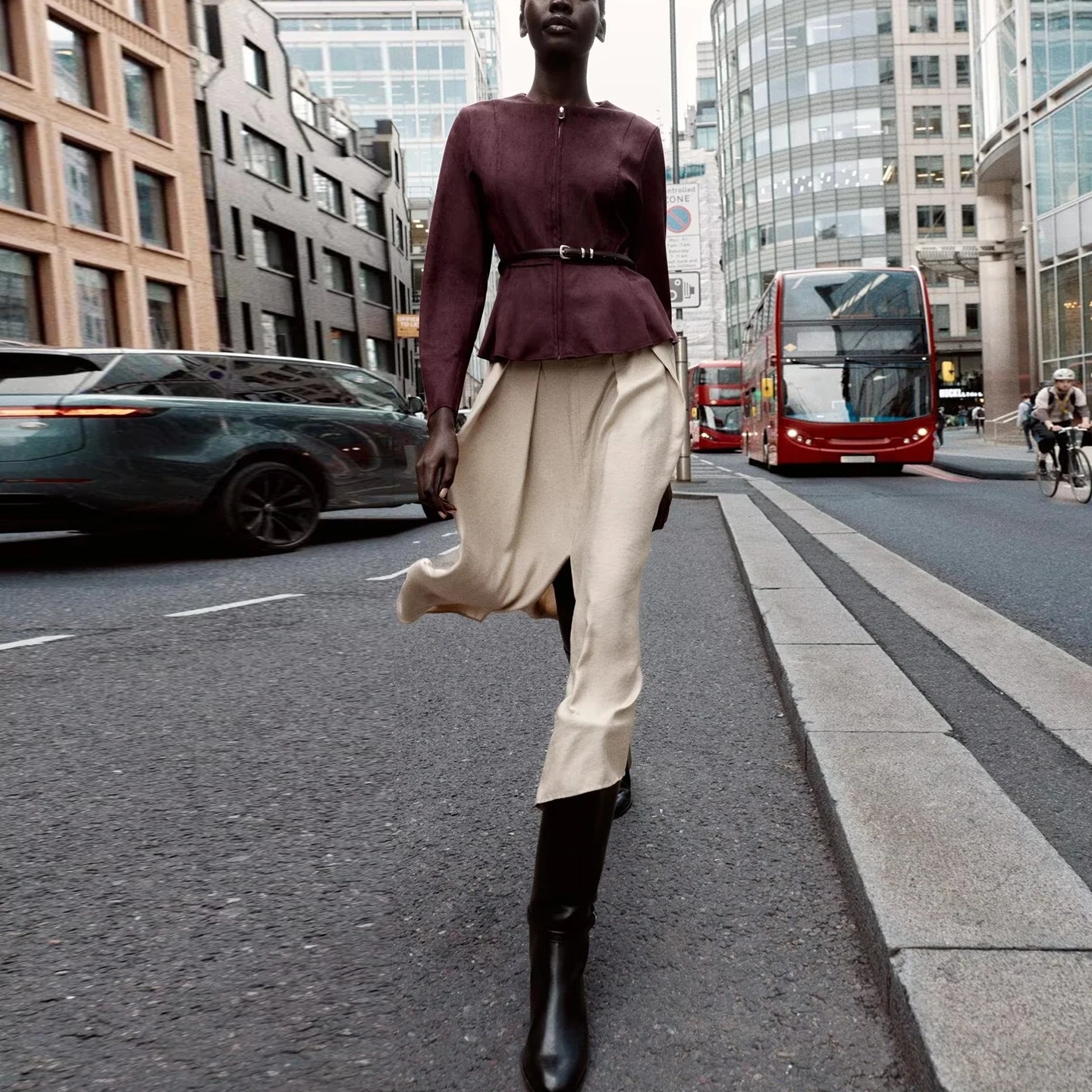 Damska spódnica ze sztucznej skóry z paskiem, nowa kolekcja 2025, europejski styl, dopasowany krój, odzież wierzchnia na jesień.