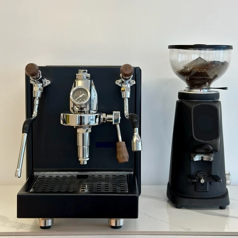 Semi-automatic espresso machine with E61 group head and gear pump – compact home model for espresso and Americano.