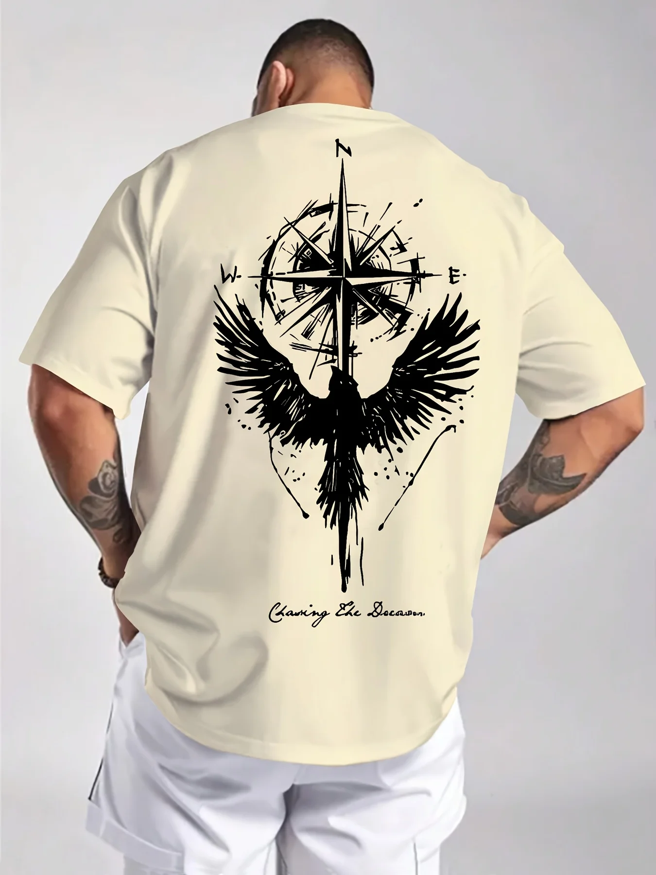 Phoenix and Compass Chasing The Dream Aufdruck auf hochwertigem, weichem Herren-T-Shirt aus 100 % Baumwolle, perfekt für Sommer-Streetwear und Reisen – Detail 4