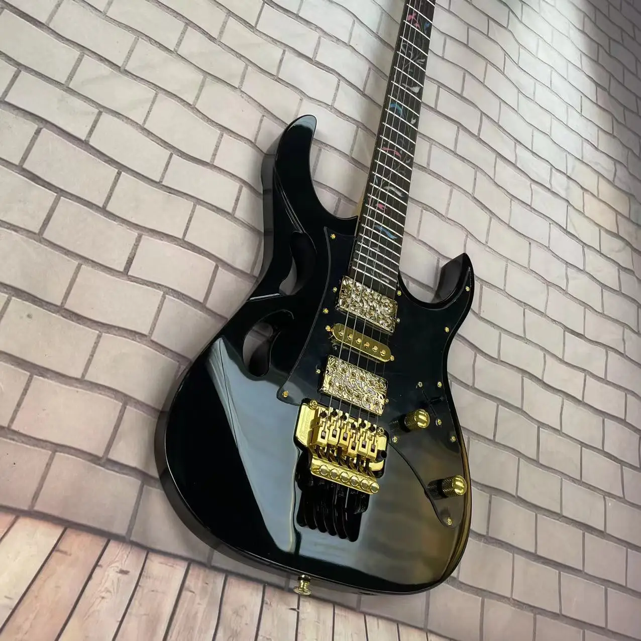 

Electric guitar with 6-string split body, black body, high gloss, rosewood fingerboard, maple track, black guard, carved pickup,