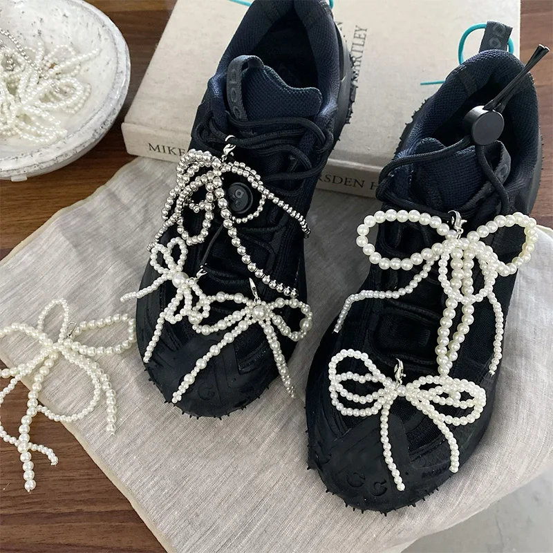 Vielseitige Schuhschnallen mit Fliege und Perlenblume, minimalistische Schnürsenkel im Campus-Stil, Charms für Damen, weißes und silbernes Schuhzubehör
