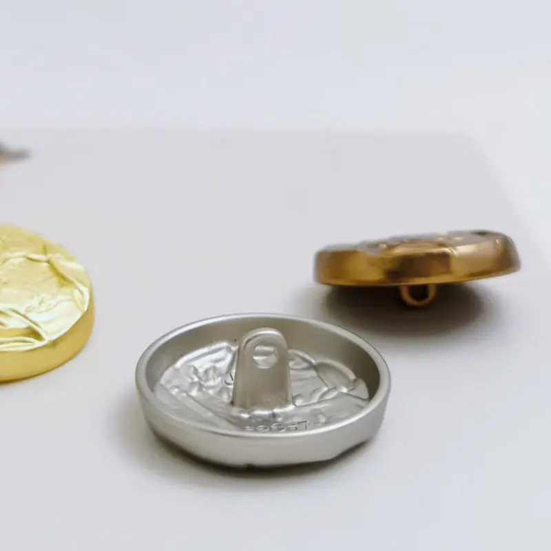 6 Stück modische dekorative Knöpfe, hochwertige runde goldene Knöpfe mit strukturierter Oberfläche für Windjacke, Mantel, Nähzubehör, DIY – Detail 2