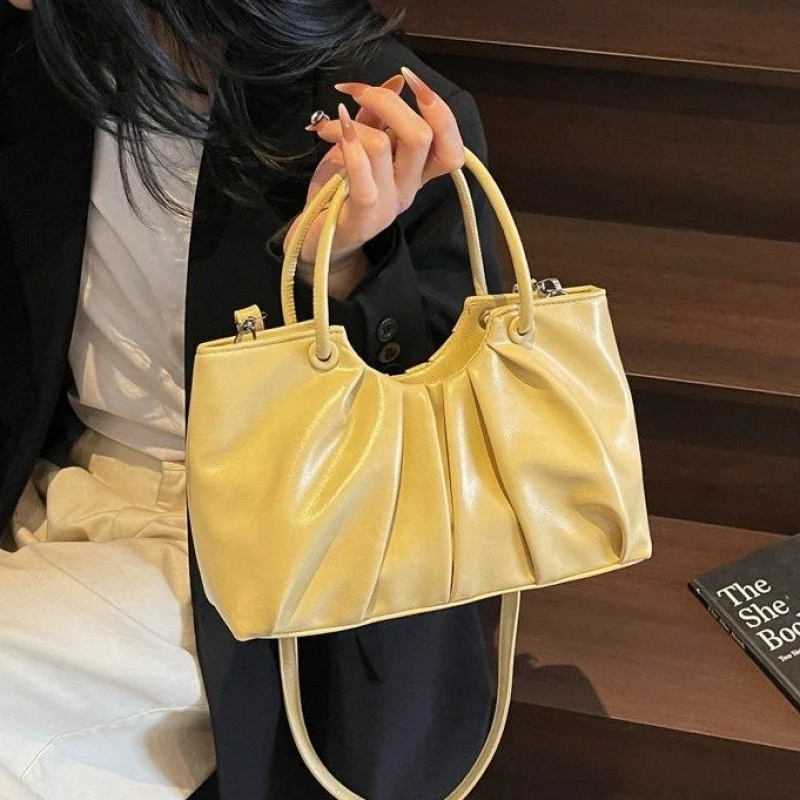 Bolso de mano premium para mujer elaborado en cuero estampado de Brook con un aspecto diario, ligero y limpio, famoso y moderno ​