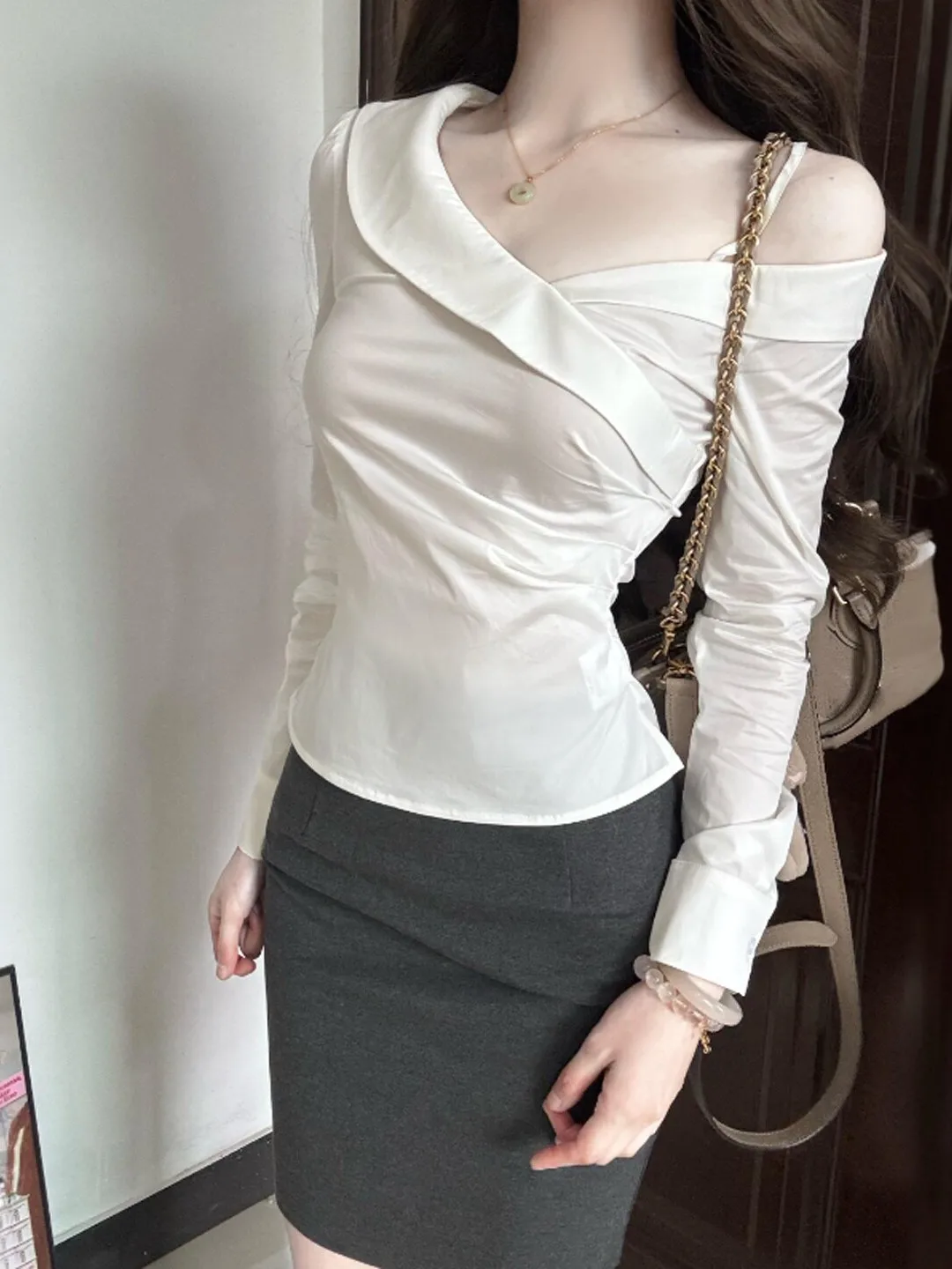 

Элегантная женская премиум-рубашка с V-образным вырезом, укороченная, с длинным рукавом, белая, в стиле «нежный ветер», для весеннего образа.