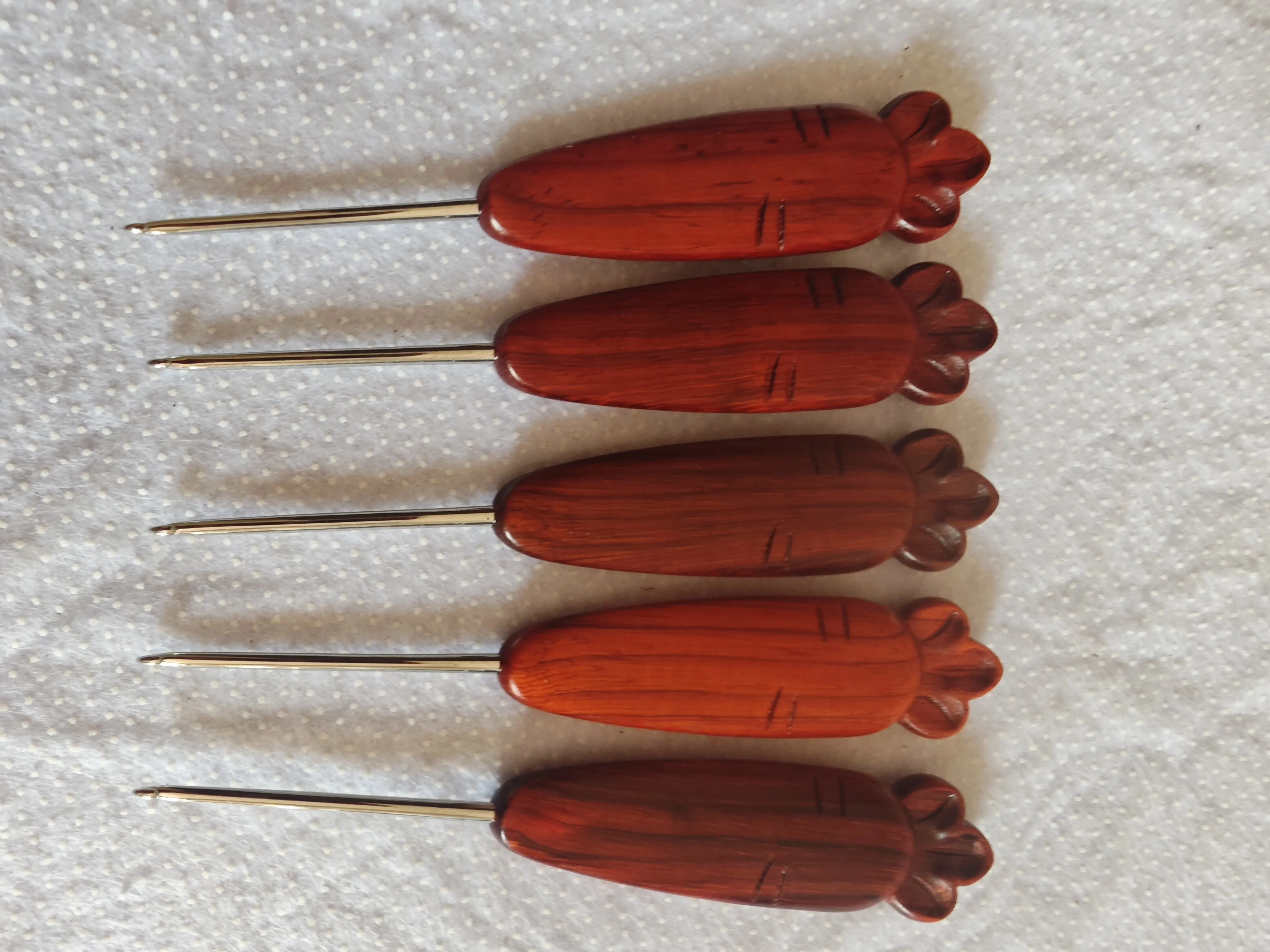 

New Rosewood Short Handle Radish Wooden Handle Crochet Fine Throwing Needle Hand DIY Crochet Doll Wool Tool