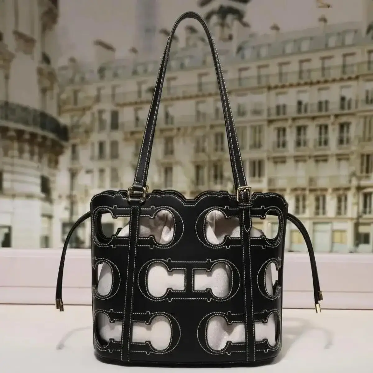 

Exquisite High-End Brand Fashionable Hollow Design Women's Shoulder Bag Large Capacity Simple Solid Color Women's Shoulder Bag