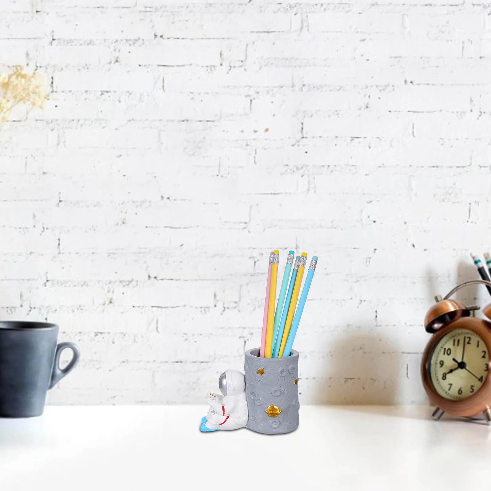 

Creative Resin Astronaut Pen Holder Pencil Cup Desktop Storage Organizer for Office School Home Pen Holder Astronaut Figurine