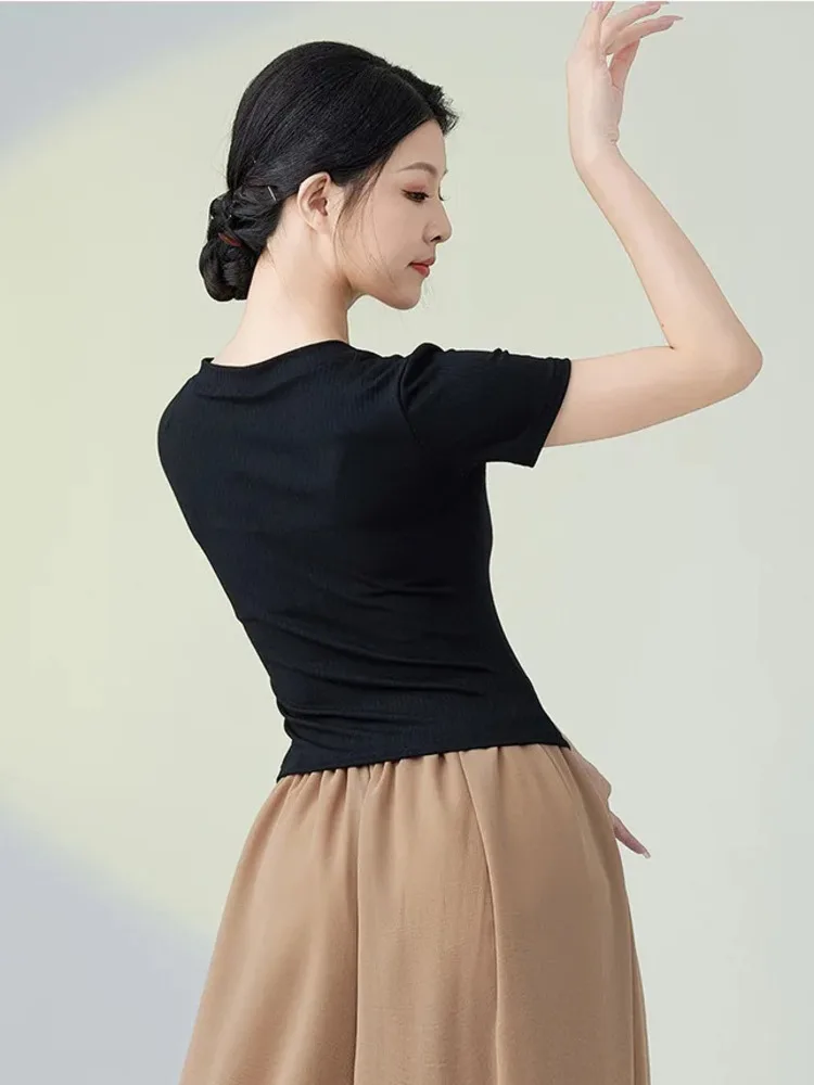 بلوزة بقصة ضيقة ورقبة مربعة بلون سادة مع فتحة غير متماثلة لأداء مرحلة الرقص الكلاسيكي والرقص الحديث بأكمام قصيرة