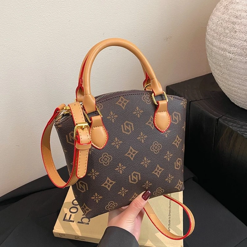 

Новая сумка через плечо «Bag Girl» 2025 года — это универсальная пригородная сумка с модной сумкой-ракушкой и узорами монограммы.