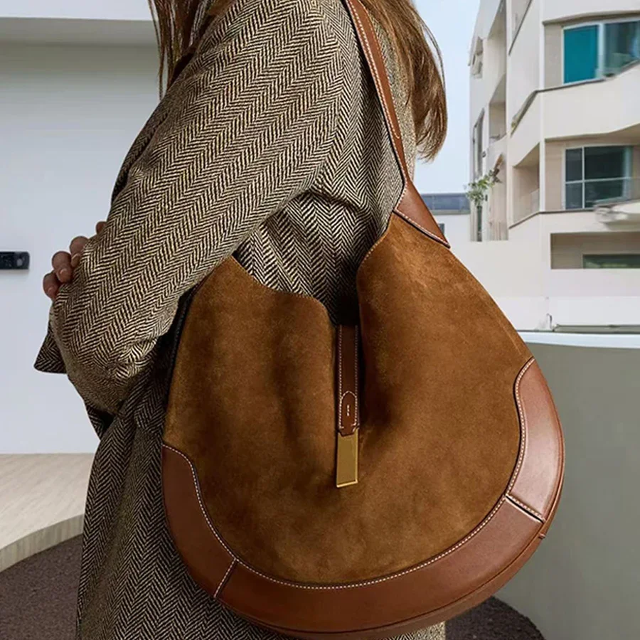 Bolso para axila para mujer, bolso de mano con diseño de piel sintética con empalme de ante, bolso de mano a la moda, bolsos de media luna de hombro marrón/negro