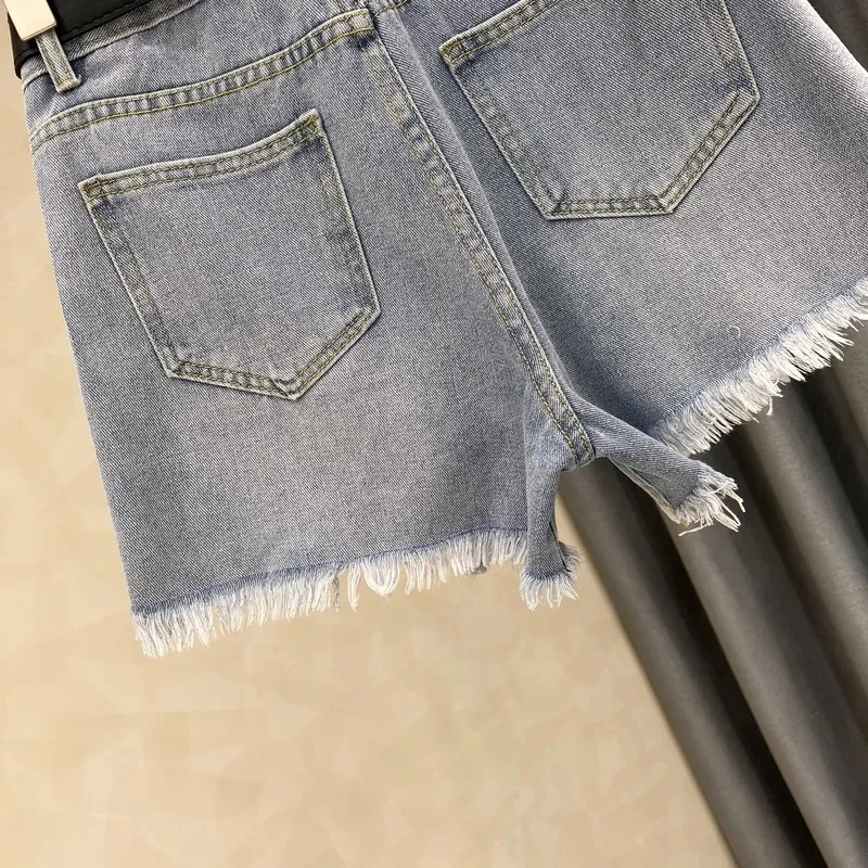 Pantaloncini in denim con foro rotto Nuova estate 2025 da donna Stampa a caldo personalizzata Bordi con diamanti Pantaloni caldi a gamba dritta a vita alta