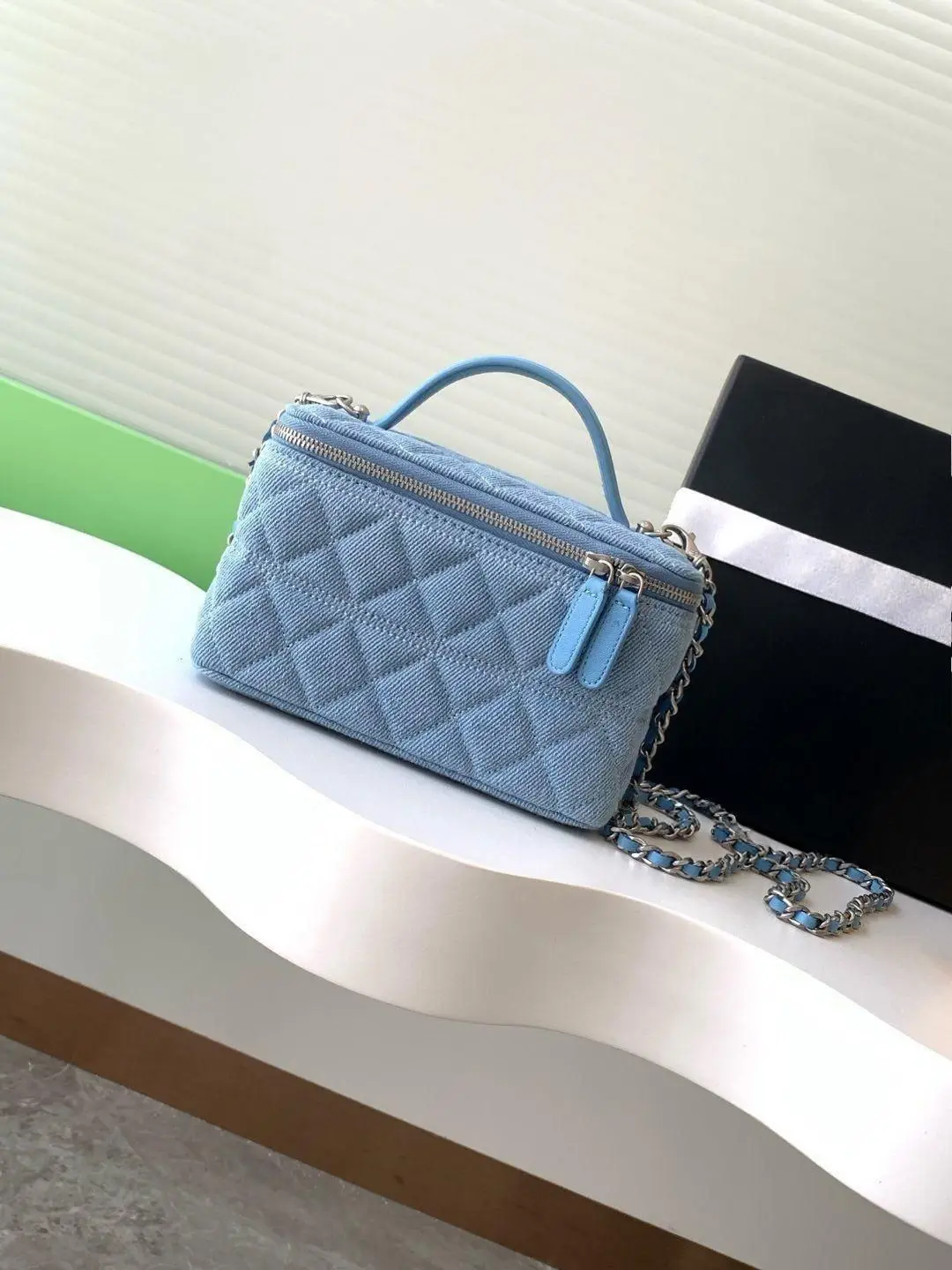 

Retro light blue denim quilted cosmetic bag, casual diamond pattern cosmetic case crossbody bag, elegant summer shoulder bag.