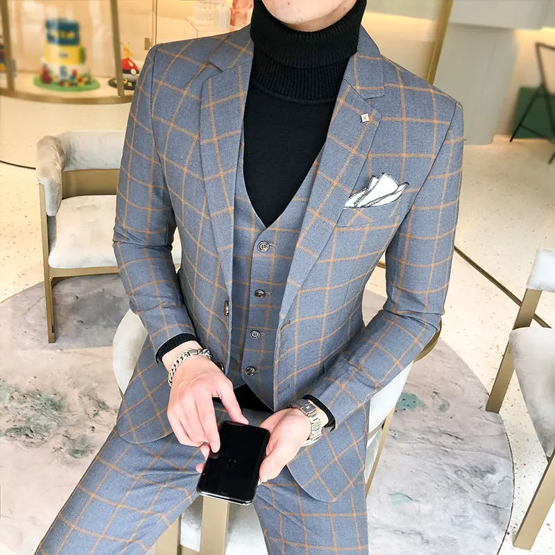 

Мужской костюм KIDWHXR из 3 предметов: пиджак с отложным воротником, жилет с V-образным вырезом на одной пуговице, брюки прямого кроя. Клетчатый свадебный костюм.