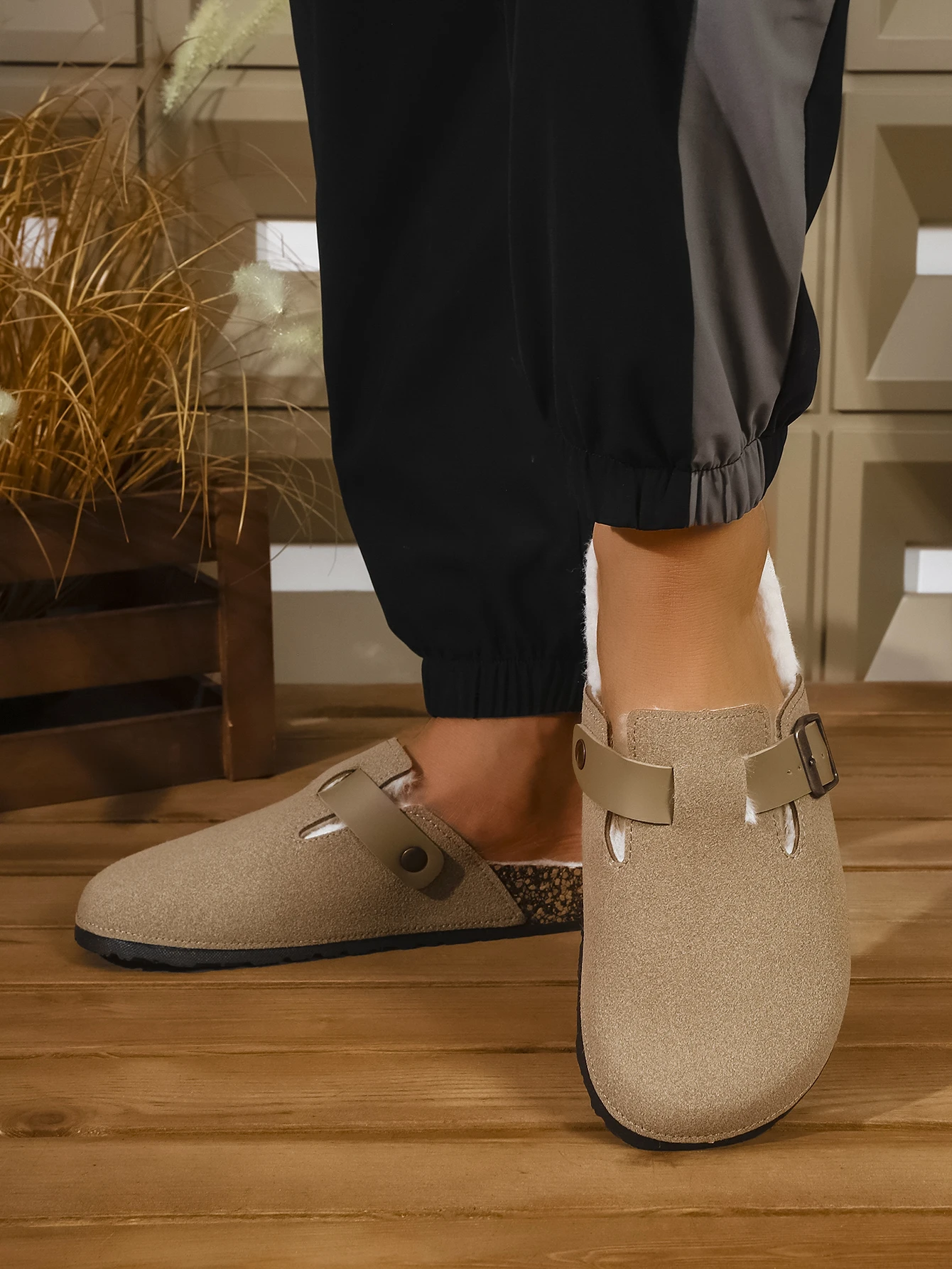 

Women's Spring and Autumn Casual Simple Pu Upper Fleece-Lined Warm Comfortable Flat Slip-On Cork Grain Closed-Toe Slippers Mules for Indoor and Outdoor Use