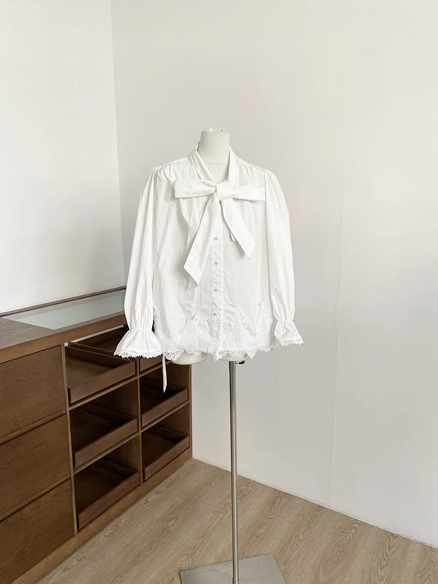 

Весна 2026: Женская свободная однотонная рубашка с длинным рукавом и завязками на воротнике во французском стиле – повседневный комфортный топ для города