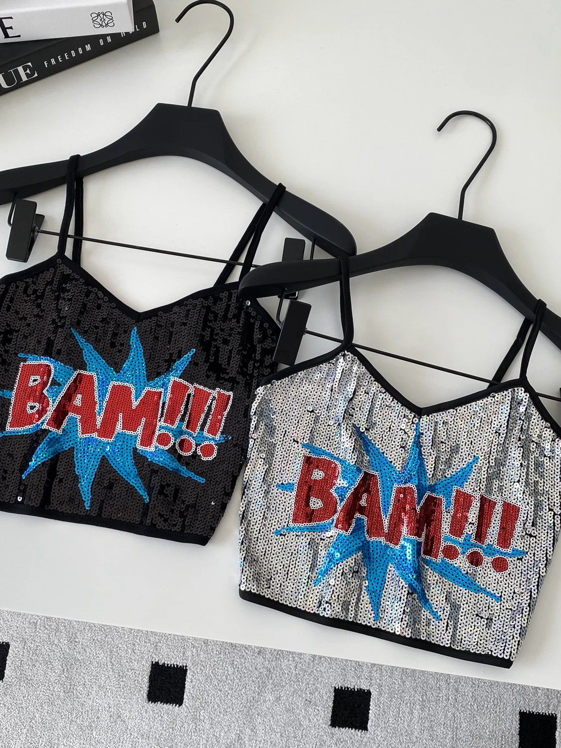 توب قصير نسائي صيفي بدون حمالات بنمط فتاة عصرية، مزين بالترتر والحروف، أنيق وضيق من البوليستر #4