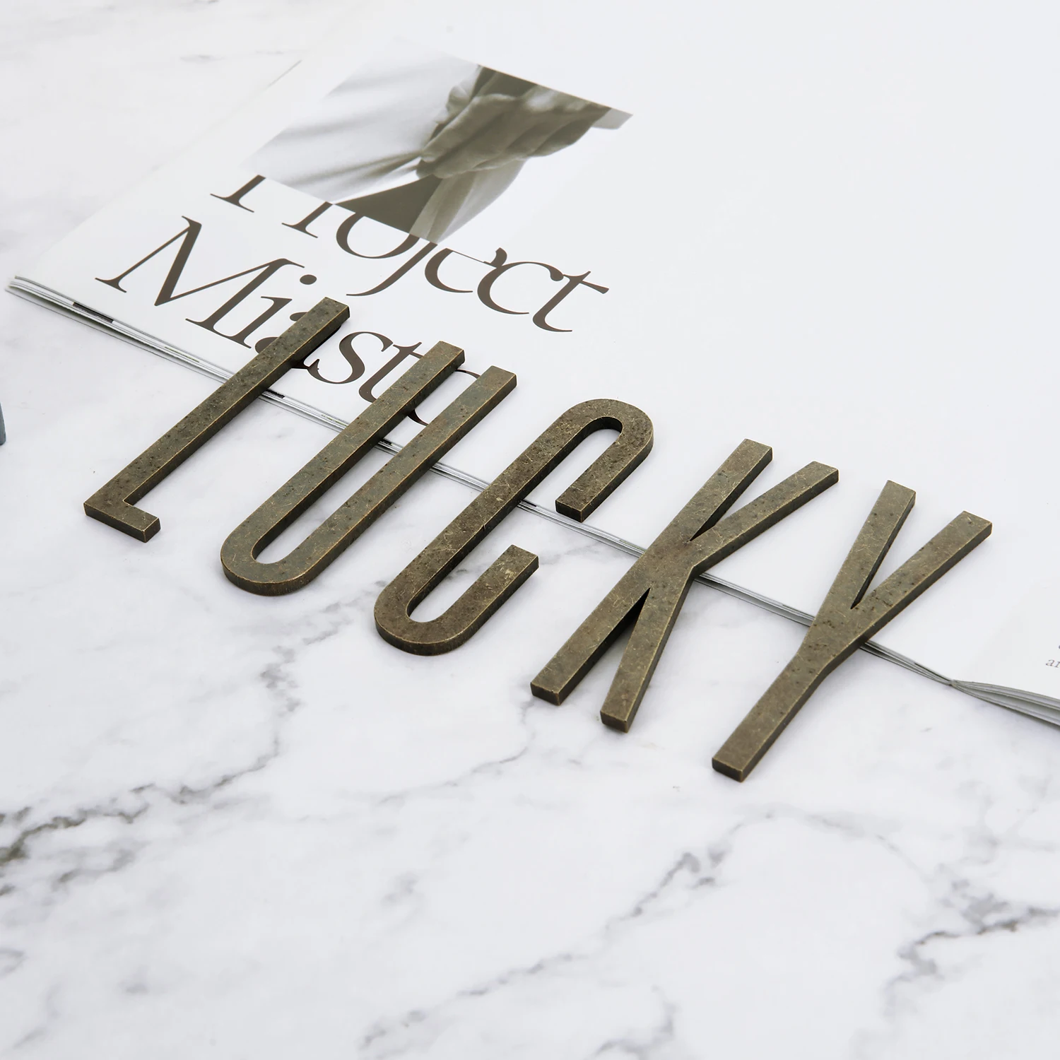 Selbstklebende Hausnummern aus Bronze, englische Alphabetbuchstaben aus Metall für Wohnung, Zimmer, Türschild, Tisch, Briefkasten, Nummernaufkleber, 7 cm – Detail 5