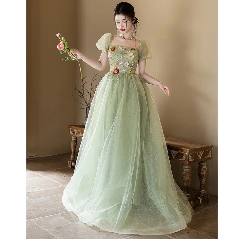 Nowa Damska Letnia Miętowa Sukienka Wieczorowa z Kwadratowym Dekoltem i Kwiatowym Haftem, Modna Leśna Lekka Luksusowa Sukienka na Występ dla Prowadzącej