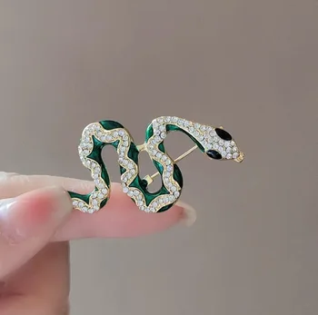 Nuevo broche en forma de serpiente con diamante completo, serpiente espiritual, flor de pecho de nicho, collar, aguja, traje, pin versátil y unisex