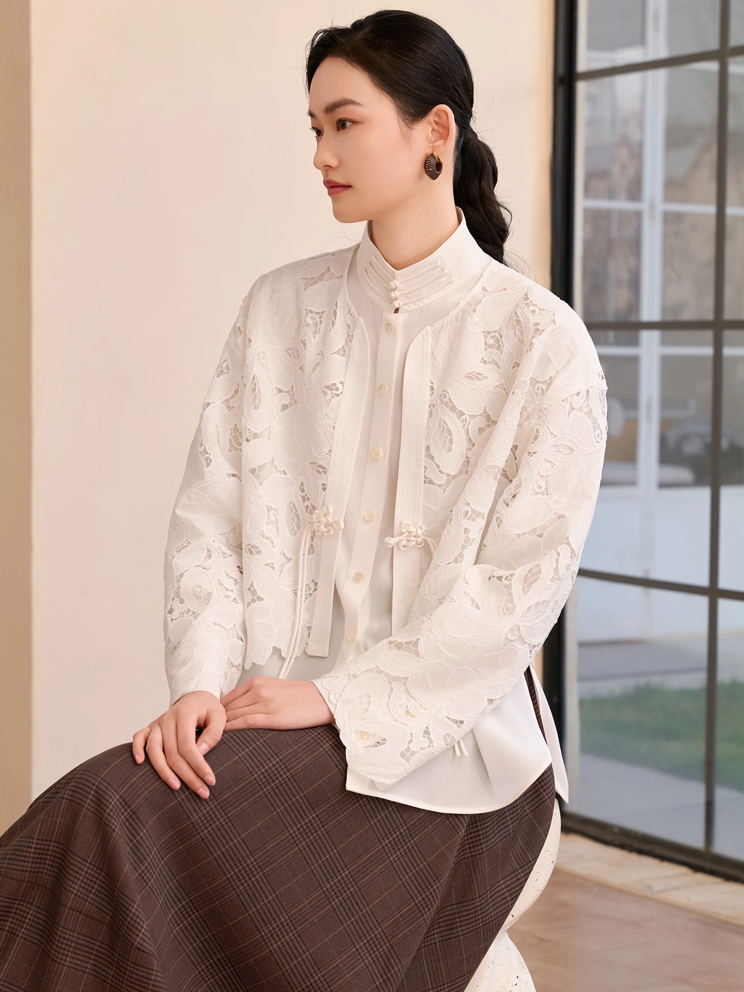 

Новый весенний кардиган ручной работы с вышивкой и кружевом, женская рубашка в новом китайском стиле с пуговицами, ажурная, дышащая, с коротким рукавом