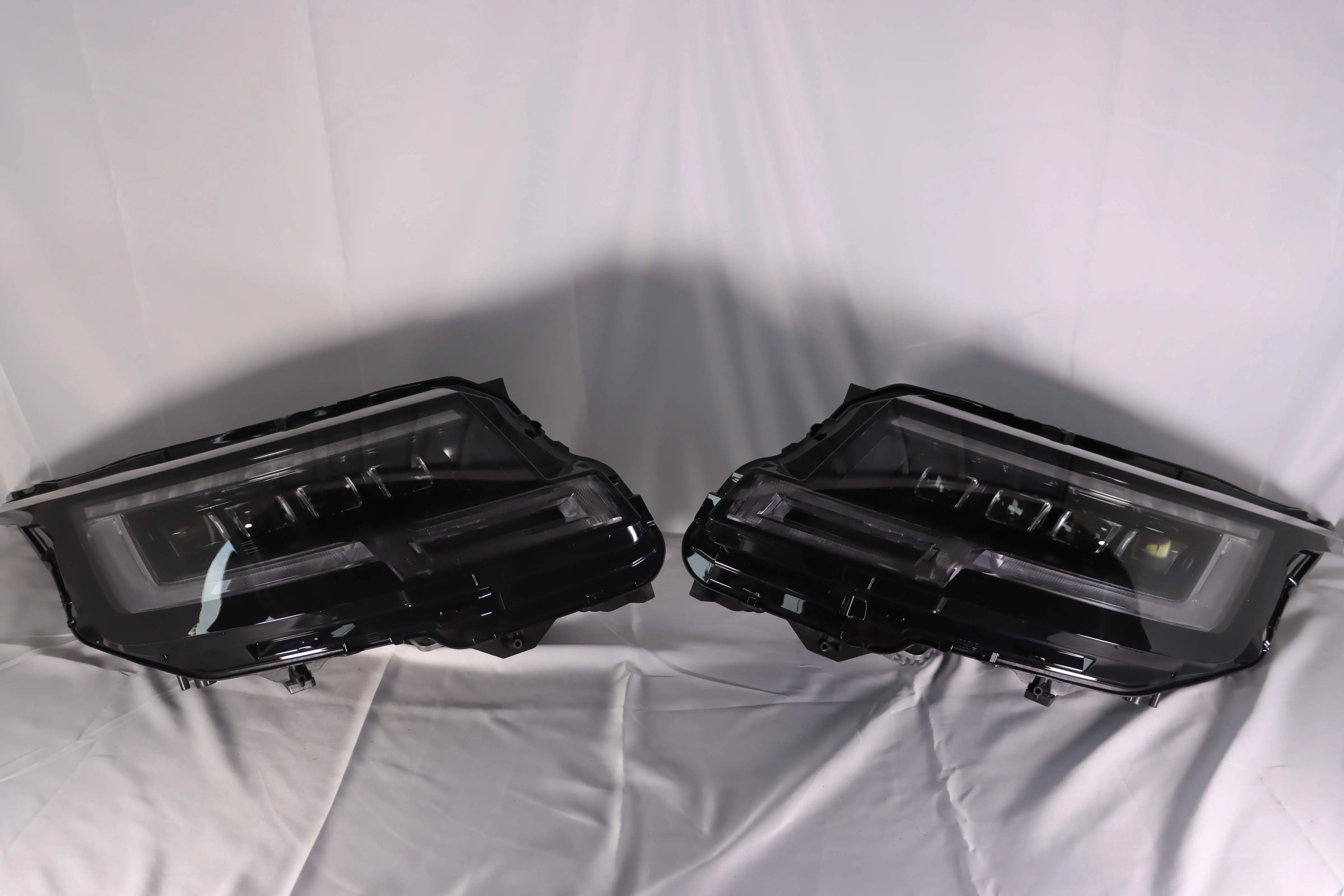 2025Original High Quality Second-hand Four-lens matrix Headlights or 2023-2025 Land Rover Range Rover Repair and Replacement