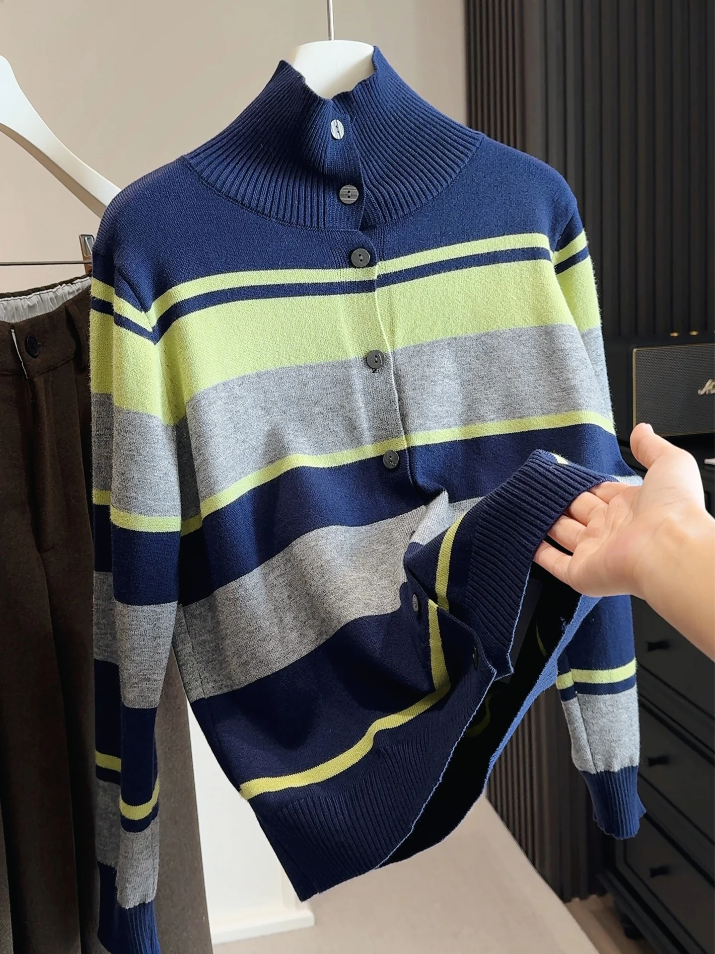 เสื้อคาร์ดิแกนถักลายทางตัดสีคอเต่าสำหรับผู้หญิง สไตล์เกาหลี แฟชั่นติดกระดุมแถวเดียว เนื้อผ้านุ่ม สไตล์วินเทจ